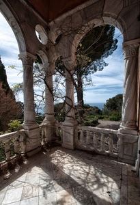 colonne, archi, cielo, alberi, nuvole, balaustra, piante, verde, mare, albero, bianco, portico, ombre, ombra, rampicanti, balaustre, azzurro, marmo, colonnine, rami