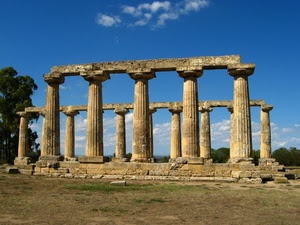 colonne, cielo, alberi, tempio, rovine, nuvole, ruderi, capitelli, azzurro, verde, pietre