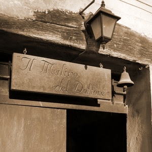 insegna, campanella, lampione, campana, legno, porta, mulino, lampada, bianconero, scritta, lanterna, trave, seppia