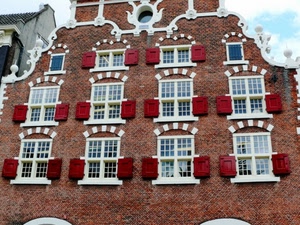 finestre, rosso, bianco, casa, imposte, vetri, palazzo, archi, facciata, quadrati, rettangoli, muro, marrone, persiane, nuvole, cielo, mattoni, geometrie