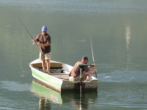 pescatori, acqua, barca, canne, due, pesca, lenze, uomini, riflesso, cappelli, barche, pescare, mare, magliette, lago, riflessi, motore