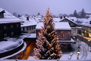 neve, natale, lampioni, inverno, albero, luci, tetti, strada, bianco, abete, case, comignoli, decorazioni, paesaggio, finestre