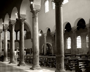 colonne, chiesa, banchi, bianconero, archi, finestre, navata, panche, altare
