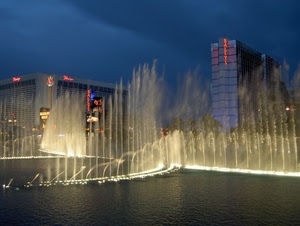 acqua, fontana, zampilli, notte, grattacieli, luci, palazzi, insegne, blu, cielo, illuminazione, nuvole, sera, grattacielo, notturno
