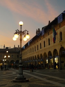 lampioni, piazza, luci, finestre, portici, archi, sfere, bandiera, bandiere, sera, portico, palazzi, persone, cielo, tramonto, passanti