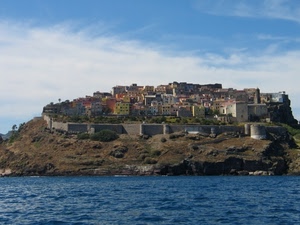 mare, mura, cielo, acqua, isola, borgo, paese, case, nuvole, costa