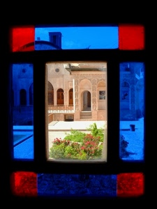 rosso, blu, fiori, finestra, colori, verde, giardino, vetro, archi, scale, gradini, quadrati, palazzo, trasparente, rettangoli, vetrata, azzurro, piante, aiuola
