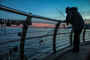 mare, pescatore, canna, tramonto, ringhiera, lucchetti, pesca, acqua, cielo, uomo, pontile