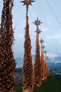 stelle, alberi, luci, fili, montagne, natale, neve, luminarie, verde, cielo, nuvole, decorazioni, lucine, prospettiva, addobbi, erba