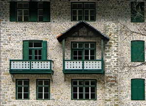 finestre, balconi, verde, persiane, tettoia, mattoni, muro, bianco, casa, vetri, ringhiere, tetto, rami