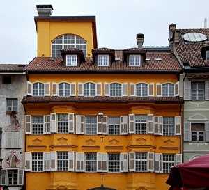 finestre, abbaini, palazzo, comignoli, facciata, persiane, giallo, bianco, tetti
