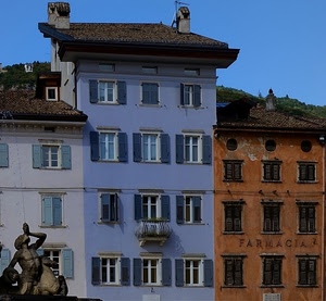 finestre, balcone, fontana, palazzi, case, comignoli, azzurro, statua, casa, tetti, cielo, farmacia