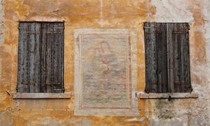 finestre, muro, edicola, due, ante, affresco, madonna, imposte, giallo, legno, chiuse
