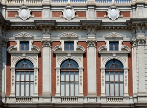 finestre, colonne, stemmi, palazzo, balconi, bianco, archi, vetri, balaustre, decorazioni, stucchi, mattoni