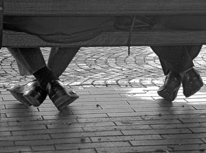 panchina, scarpe, bianconero, gambe, piedi, due, seduti, pantaloni, ics, legno, quattro, selciato, caviglie, persone