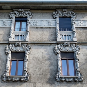 finestre, quattro, tapparelle, vetri, liberty, cornici, palazzo, muro, grondaia, decorazione
