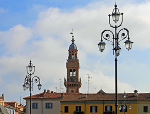 lampioni, finestre, nuvole, cielo, campanile, case, antenne, tetti, torre, comignoli, lampione, comignolo, orologio, azzurro