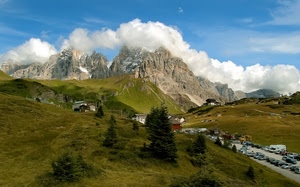 nuvole, alberi, cielo, montagne, panorama, montagna, prato, case, verde, paesaggio, bianco, parcheggio, strada, azzurro, auto, cime, baite, vette, erba