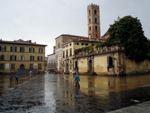 piazza, pioggia, torre, persone, campanile, riflessi, chiesa, bagnato, passanti