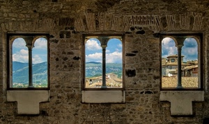 finestre, tre, bifore, panorama, montagne, colonne, muro, archi, nuvole, tetti, paesaggio
