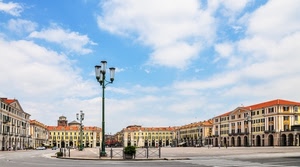 piazza, lampioni, palazzi, nuvole, cielo, lampione, case, strada, archi