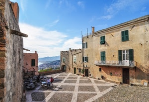 piazza, balcone, finestre, tavolini, case, tavoli, persone, borgo, paese, panorama, scorcio, cielo