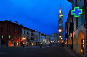 croce, campanile, orologio, chiesa, case, portici, notte, piazza, farmacia, luci, strada, blu, finestre, notturno, via, scorcio, archi, insegna