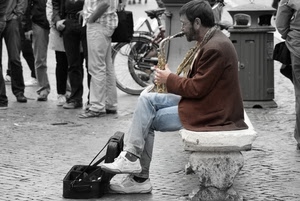 panchina, musicista, sassofono, strumento, persone, suonatore, tromba, biciclette, gambe