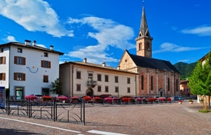 chiesa, piazza, campanile, fiori, nuvole, meridiana, ringhiera, cielo, finestre, vasi, transenne, balcone, scorcio, fioriere, case, piante, alberi