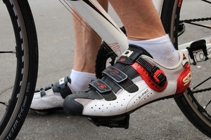 ruote, scarpe, bicicletta, bianco, rosso, raggi, ciclista, piedi, pedali, pedale, calze, calzini, piede, caviglie, sport, nero, catena, gambe