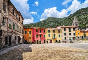 piazza, case, campanile, nuvole, montagna, colori, finestre, borgo, paese, cielo, palazzi