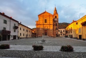 chiesa, piazza, fontana, case, campanile, fiori, cielo, vasi, nuvole, finestre, balconi, orologio, porte, fioriere, piante