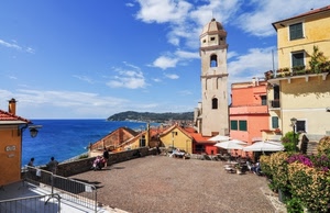 mare, piazza, campanile, case, nuvole, cielo, acqua, borgo, fiori