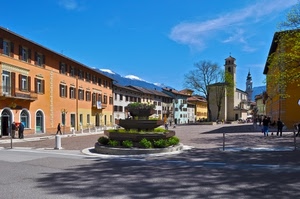 piazza, chiesa, piante, fontana, palazzi, campanile, persone, ombra, cielo, passanti, aiuola