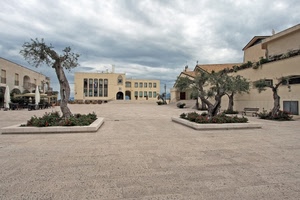 piazza, alberi, aiuole, nuvole, palazzi, olivi, cielo, chiesa, ulivi