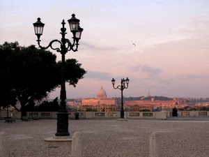 lampioni, albero, panorama, piazza, nuvole, cielo, cupola, balaustra, roma, alberi, affaccio, balaustre, panchine, verde, tramonto, città, lampione, piazzale, cupole