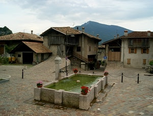 fontana, piazza, montagna, case, acqua, paese, fiori, borgo, vasi
