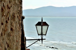 lampione, mare, muro, acqua, montagne, scogli, vetro, ferro, colline, montagna