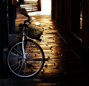 bicicletta, ruota, strada, controluce, cestino, vicolo, raggi, ombra, luce, riflesso