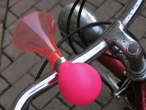 bicicletta, manubrio, rosa, fanale, trombetta, tromba, cavi