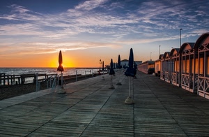 ombrelloni, tramonto, mare, spiaggia, cabine, nuvole, sole, cielo, controluce, giallo