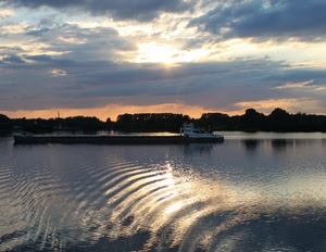 acqua, cielo, tramonto, sole, riflesso, nuvole, fiume, onde, controluce, alberi, mare, barca, chiatta, imbarcazione, lago, riflessi, piante