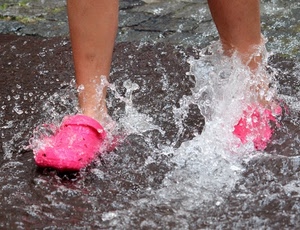acqua, rosa, gambe, ciabatte, spruzzi, piedi, schizzi, pozzanghera, scarpe, gocce, zoccoli
