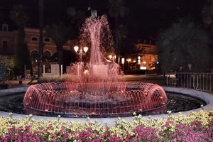 fontana, acqua, fiori, zampilli, notturno, notte, luci, rosso, alberi, lampioni, rosa, aiuola