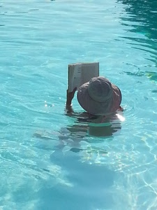 cappello, acqua, libro, leggere, donna, mare, trasparenza, bagno, lettura, persona, riflesso