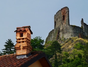 tetto, comignolo, alberi, rudere, ruderi, castello, mura, camino, mattoni, tegole