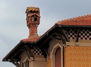 comignolo, tetto, tegole, cielo, finestre, quadrati, travi, casa, tetti, rombi, camino, rosso, bianco, palazzo, finestra, legno