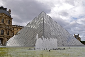 fontana, acqua, piramide, vetro, nuvole, cielo, geometrie, zampilli, parigi, palazzo