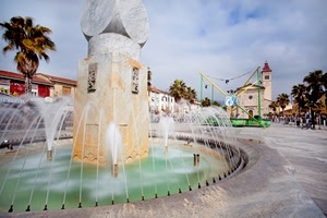 fontana, piazza, acqua, chiesa, alberi, zampilli, cielo, nuvole, marmo, palma, palme, getti, spruzzo, spruzzi, pietra, albero, campanile