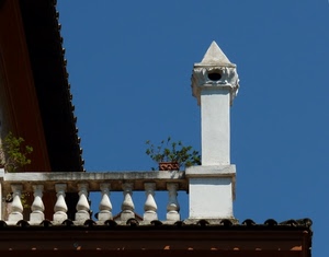 bianco, tetto, cielo, comignolo, balaustra, vasi, tegole, piante, azzurro, fiori, tetti, camino, vaso, pianta, balcone, ringhiera, colonne, terrazzo